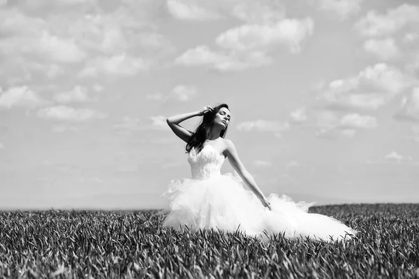 Bonita chica de la boda en hierba verde y el cielo — Foto de Stock