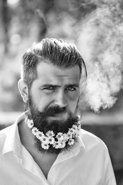 Pohledný muž s květinami ve vousech — Stock fotografie