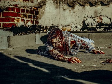 Cadılar Bayramı adam asfalt parke üzerinde tarama