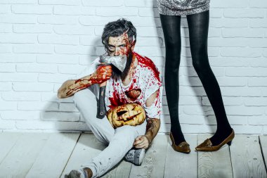 Cadılar Bayramı adam kabak ile oturma ve axe ahşap zemin üzerinde