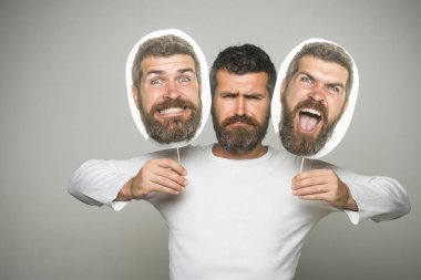 Adam ya da gri arka plan üzerinde sakallı adam.