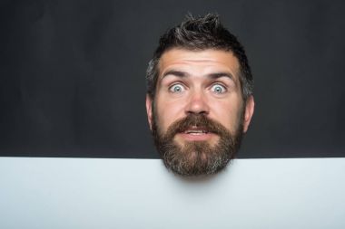 Hipster sürpriz yüz ile tutun kağıt.