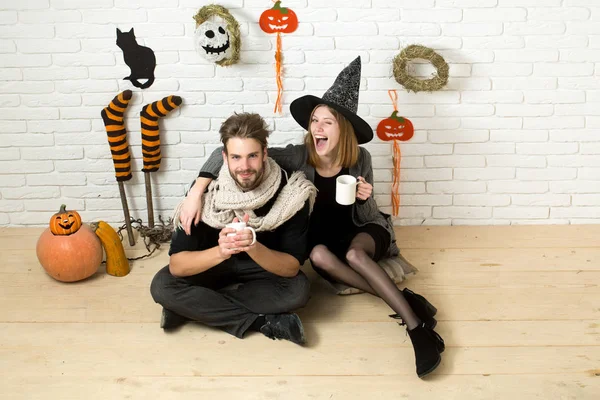 Halloween pár pohár a téglafal szerelmes — Stock Fotó