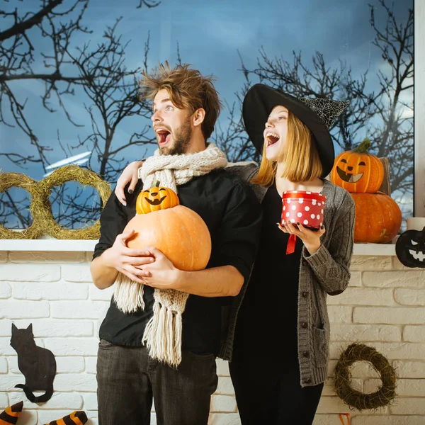 Halloween nő boszorkány kalap díszdobozban — Stock Fotó