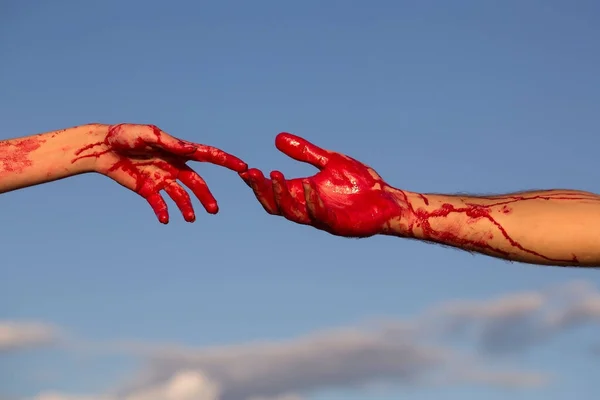 Sangrientas manos zombi con sangre roja en el cielo azul — Foto de Stock