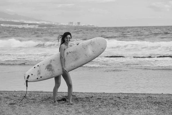 Ganska glad tjej surfare med gula surfbräda — Stockfoto