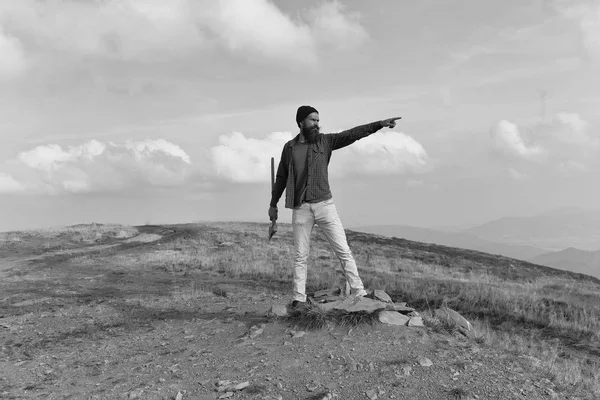 Hombre barbudo con hacha en la montaña — Foto de Stock