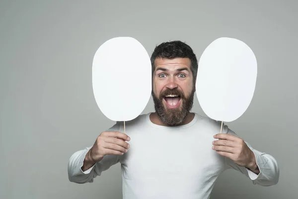 Man med långt skägg på glada ansikte håller papper namnskylt — Stockfoto