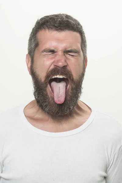 Homem com barba longa com olhos fechados e língua — Fotografia de Stock