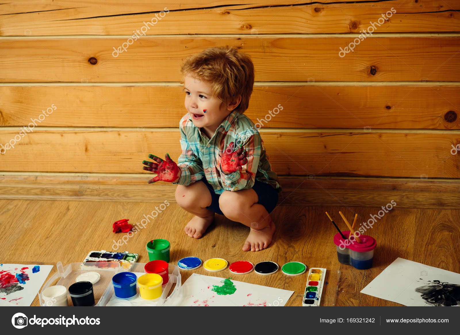 Bambino felice sorridente con mani colorate guazzo e disegni — Foto Stock