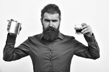 sakallı adam hipster metalik kavanoz, turuncu gömlekli cam ile