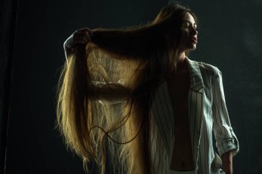 Kız hiç makyaj ve sağlıklı saç siyah arka plan üzerine vardır