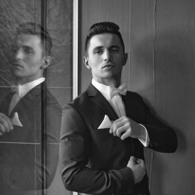 Takım elbiseli adam mendil dokunur