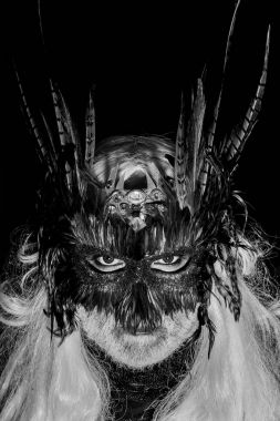 Erkek sakallı yüzü maskeli