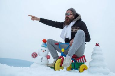 Hipster pilot gözlük ve şapka işaret parmağı.