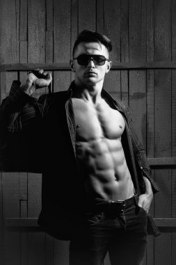 Çanta ve güneş gözlüklü adam