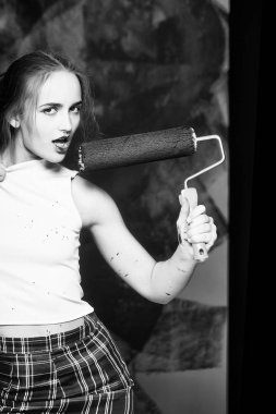 güzel kız Oluşturucu, ressam ile silindir boyama duvar siyah