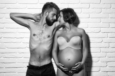 ince yuvarlak karın ile oldukça hamile kadın ve sakallı