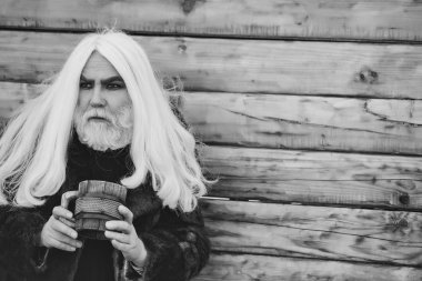 sakallı adam ahşap kupa ile