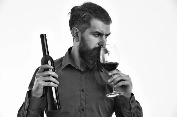 Homem barbudo hipster com garrafa de vinho, vidro na camisa marrom — Fotografia de Stock