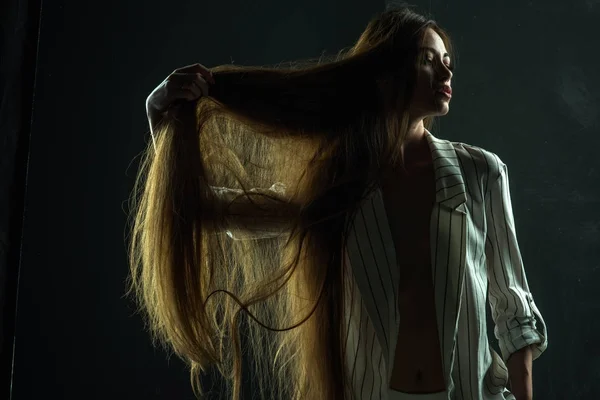 Menina não tem maquiagem e cabelo saudável no fundo preto — Fotografia de Stock