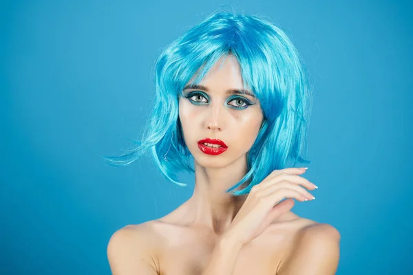 Vrouw in blauwe pruik met modieuze make-up. — Stockfoto