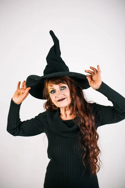 Mujer de Halloween en negro con pelo largo y rojo y maquillaje . — Foto de Stock