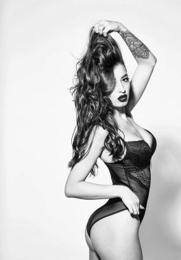 siyah gömlek Kırmızı dudaklar ile seksi kadın dövmesi var