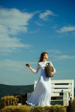 Alkol içki ile güneşli günde model