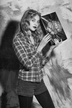 Kırmızı hediye kutusu altın yay ile güzel kız