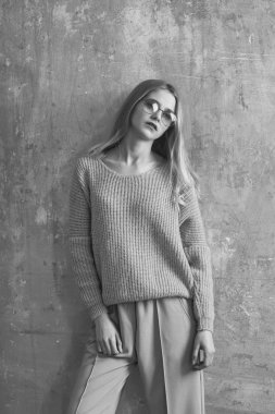 Güneş gözlüğü, kazak, culott sarı saçlı genç ve güzel kız