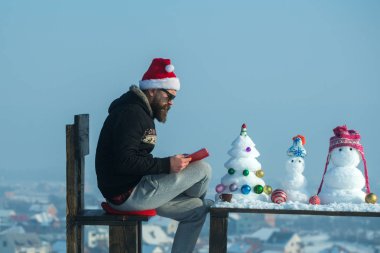 Noel Baba adam kış gününde okuma