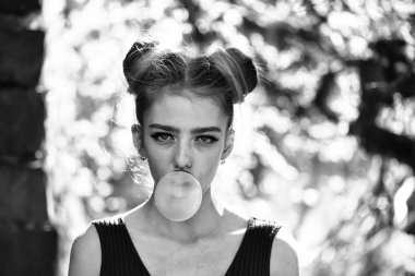 Ağaç bahar çekici kadın