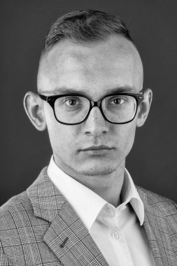 şık genç işadamı