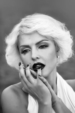 Şehvetli sarışın portre