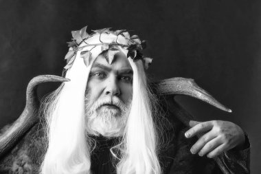 Zeus Tanrı boynuzları ile