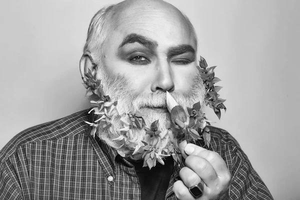 花と葉はひげを持つ老人 — ストック写真