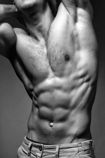 Kaslı adam seksi vücut ile