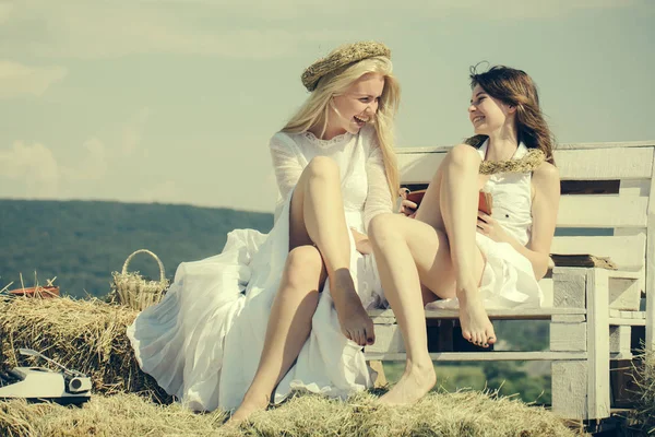 Жінки в білих сукнях на сонячний день — стокове фото