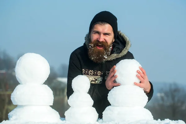 Sneeuwpop familie gemaakt van witte sneeuw — Stockfoto