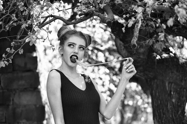 Ağaç bahar çekici kadın