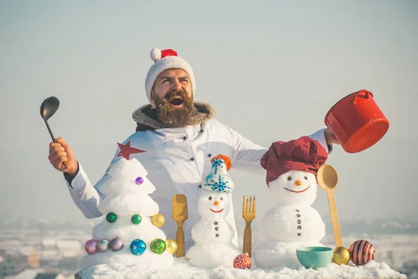 Glücklicher Mann mit Weihnachtsmütze und Uniform an einem Wintertag — Stockfoto