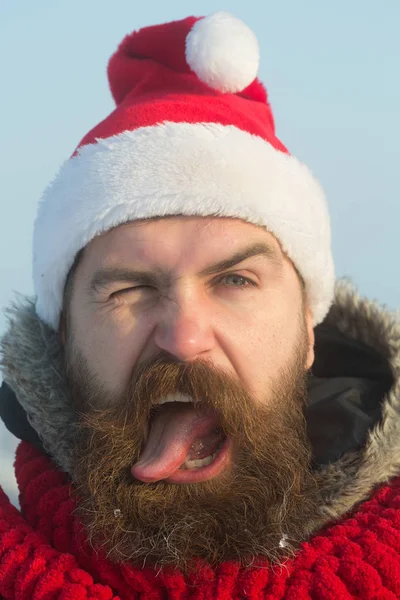 Χριστούγεννα άνδρα με μακριά γενειάδα και το μουστάκι στο πρόσωπό. — Φωτογραφία Αρχείου