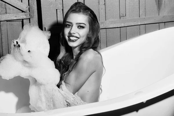 Boldog asszony bath-ban — Stock Fotó