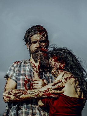 Cadılar Bayramı zombi çift üzerinde mavi gökyüzü sarılma