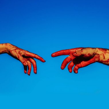 Mavi gökyüzü kırmızı kanlı kanlı zombi eller
