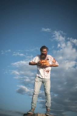 Cadılar Bayramı zombi adam kırmızı kan ile yırtık kıyafetler