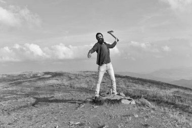 Dağda baltalı sakallı adam