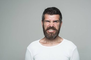 Hipster kızgın yüzü ile.