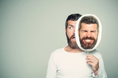 Adam uzun sakal ve bıyık.